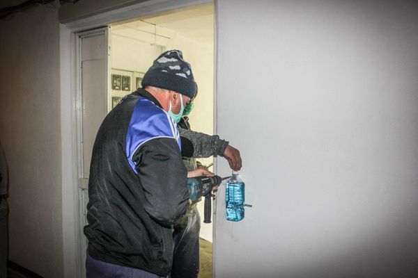 Amendat cu 2000 de lei, după ce a furat un dezinfectant montat pe scara blocului, de autorități, la Titu