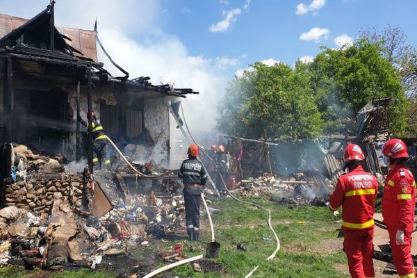 Foto| Casă distrusă de flăcări la Brănești, în Dâmbovița. Totul a plecat de la un aragaz