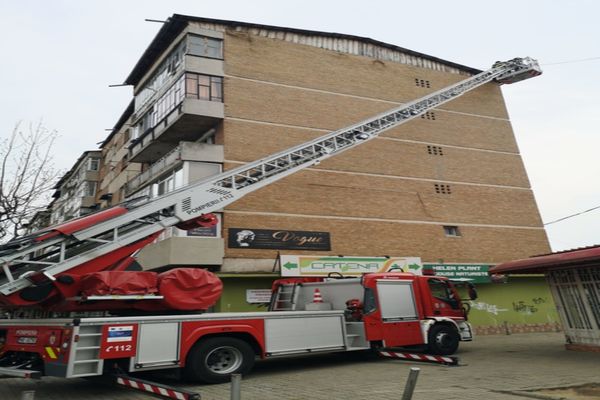 (video) Probleme la Târgoviște, în timpul codului galben de vânt. Pompierii au intervenit pentru fixarea unor elemente de acoperiș, la un bloc
