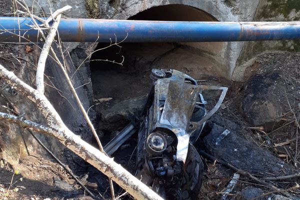 Noroc miraculos! A căzut cu mașina de pe pod, la Moreni, iar aceasta a luat foc. Șoferul a scăpat cu viață