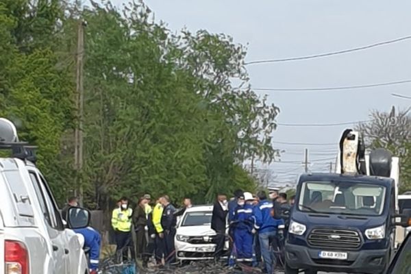 Acțiune de amploare în Dâmbovița, la hoții de curent. Sute de cabluri debranșate si confiscate, la Mogoșani