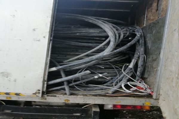 Prins de polițiști, pe DN 71, cu peste 4 tone de aluminiu în mașină, pentru care nu avea documente