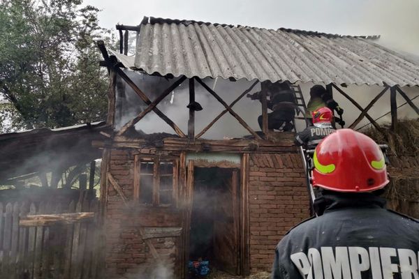 Foto| Gospodărie lovită de trăsnet la Dragomirești, în Dâmbovița. Nu au fost victime