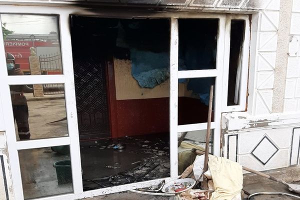 Frigiderul era să-i lase pe drumuri. Incendiu la o casă din Băleni