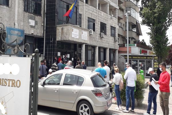 Cozi din prima zi de "relaxare", la birourile Direcțiilor de Regim Permise și Înmatriculare a Vehiculelor. Anunț al Prefecturii Dâmbovița