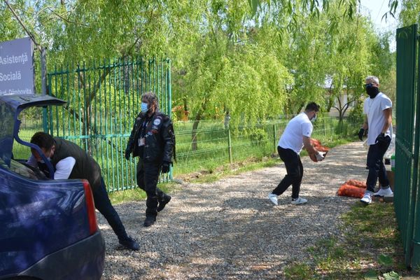 Foto| Ajutor pentru Răcari, din partea unei asociații din București. Motocicliștii au donat materiale sanitare și alimente