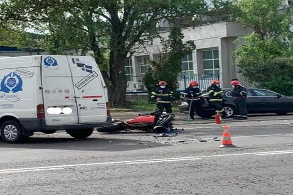 Motociclist rănit ușor, la Târgoviște, după ce a fost acroșat de o autoutilitară