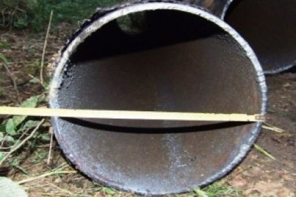 Doi morenari prinși rapid, după ce au furat conducte metalice