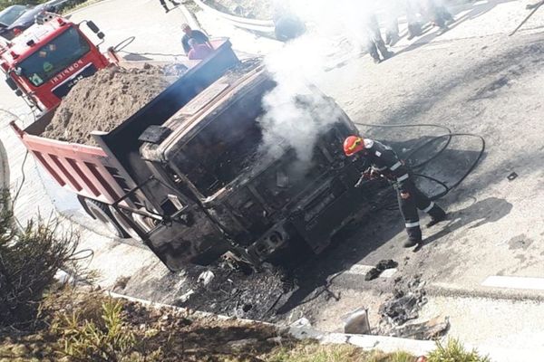FOTO| VIDEO: Camion în flăcări pe DJ 713, pe drumul spre Peștera