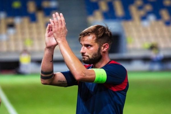 Operațiunea "tricoul căpitanilor", inițiată de LPF, s-a încheiat. De la Chindia, 230 de euro merg în conturile Crucii Roșii