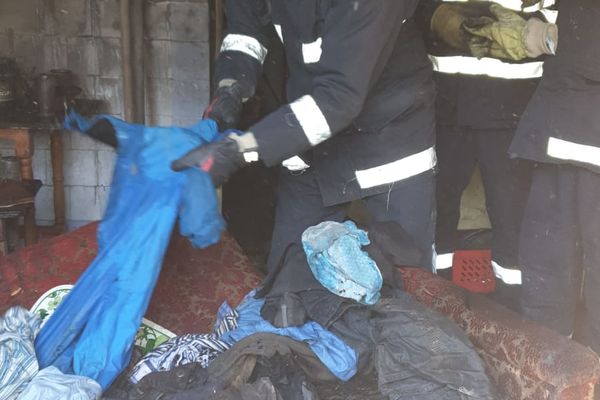 Casă cuprinsă de flăcări, la Vlădeni. Incendiul a pornit de la o țigară uitată aprinsă