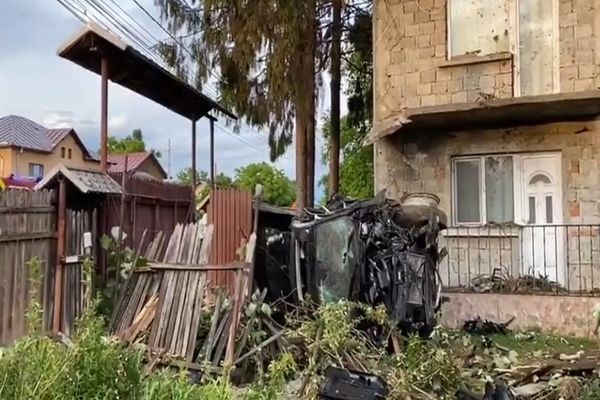 Accident teribil la Găești. A "zburat" cu mașina direct în gardul unei gospodării, aflate la marginea drumului. Tânăr grav rănit