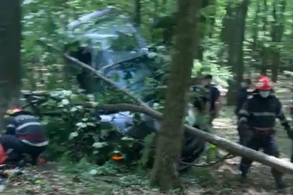 Update| Accident teribil la Ciocănești. Trei persoane au fost rănite, după ce o mașină a părăsit șoseaua și s-a izbit de mai multi copaci