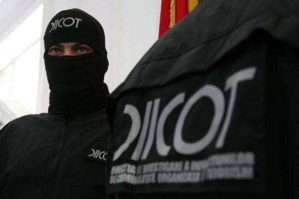 Grup infracțional organizat, ce se ocupa cu proxenetismul și spălarea banilor, destructurat, la Târgoviște, de procurorii D.I.I.C.O.T.