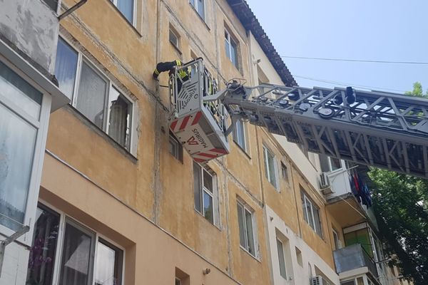 Intervenție a pompierilor, pentru degajarea unor elemente de construcție, la un bloc din Târgoviște