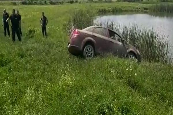 (video) A avut noroc cu jandarmii. Plecase la pescuit dar era să ajungă cu tot cu mașină în lac, la Răzvad
