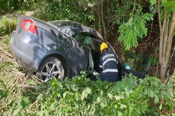 Foto| Accident spectaculos pe DN 72, la I.L.Caragiale. Două persoane transportate la spital