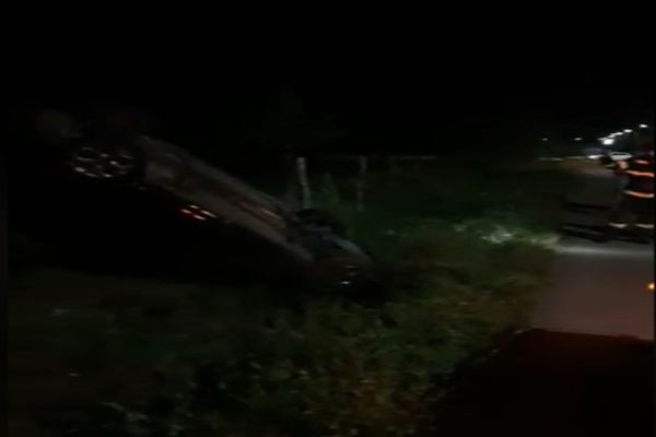 Accident spectaculos la intrarea în Târgoviște. S-a dat cu mașina peste cap