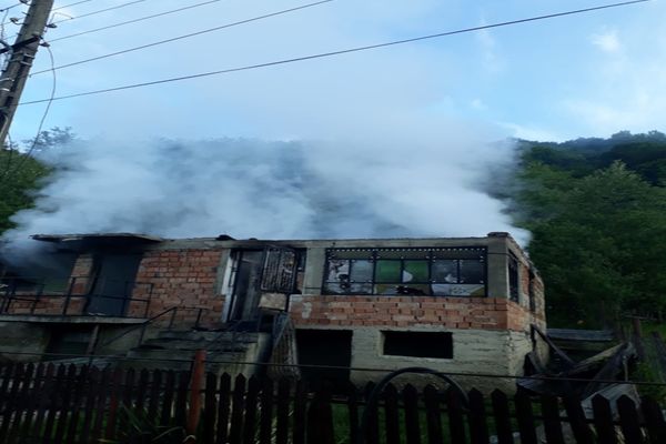 Tragedie în Dâmbovița, la Valea Lungă. Un bărbat de 31 de ani a decedat într-un incendiu