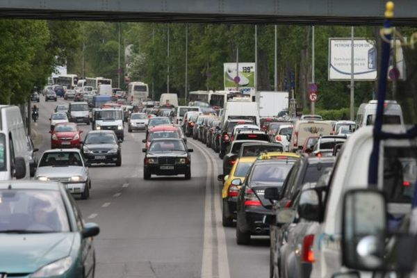 Aglomerație, din nou, pe Valea Prahovei. Trafic infernal. Poliția recomandă rute ocolitoare, prin județul Dâmbovița