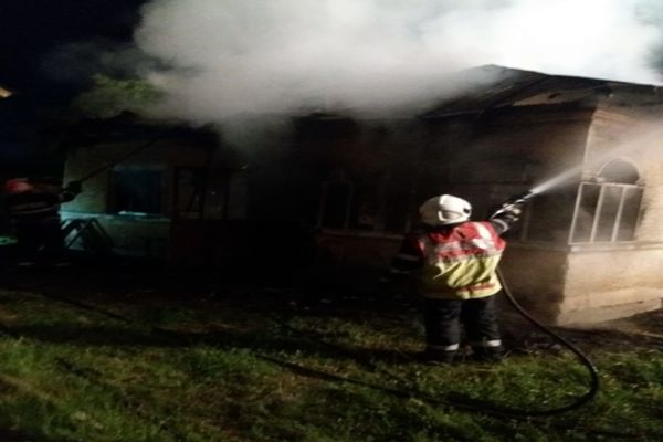 Casă distrusă de flăcări, la Bucșani (sat Hăbeni), în Dâmbovița, în noaptea de 3-4 iunie