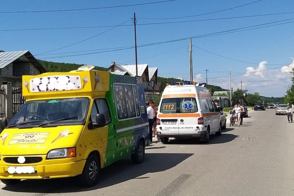 Minoră de 7 ani lovită de un autoturism, la Hulubești