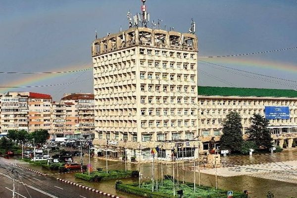 Alertă la Consiliul Județean Dâmbovița, după ce o angajată a instituției a fost diagnosticată cu COVID 19