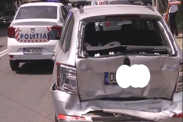 Carambol între trei mașini la Târgoviște. O persoană a fost rănită