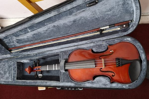 Obiecte de colecție, obținute din furturi, în Marea Britanie și Belgia, descoperite în casa unui dâmbovițean