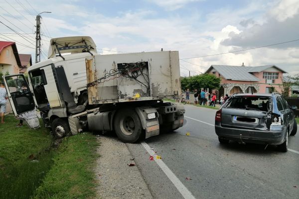 Accident grav pe DN 72, la Dărmănești. Doi pietoni  și un autoturism spulberați de un tir