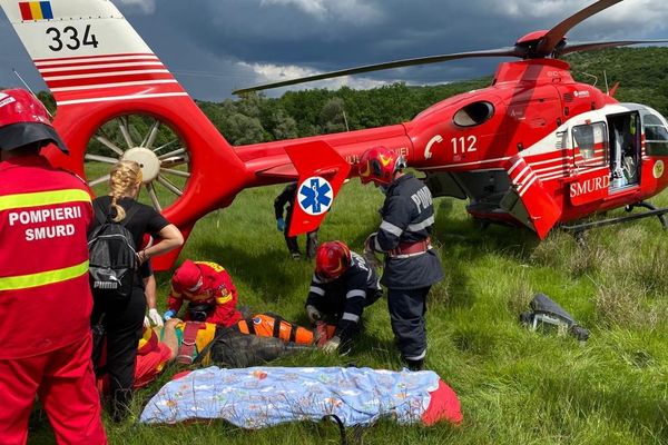 Video-Un bărbat de 42 de ani transportat cu elicopterul SMURD, după ce s-a răsturnat cu ATV-ul, la Gura Ocniței