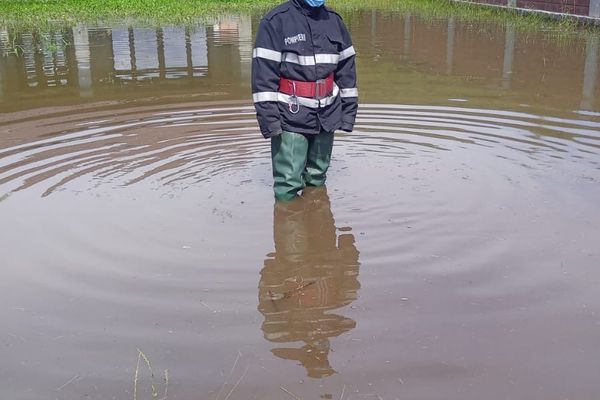 Inundații în comuna dâmbovițeană Voinești. Pompierii au fost chemati în ajutor