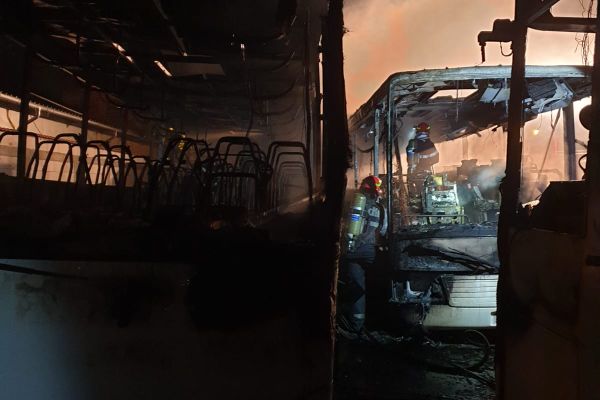 (Foto-Video) Trei autobuze au fost distruse de foc, la Târgoviște. Focul a fost pus intenționat