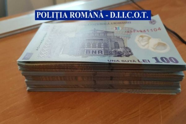 Percheziții DIICOT la cei mai mari falsificatori de bancnote de plastic. Prejudiciul estimat, aproximativ 1,7 milioane de lei