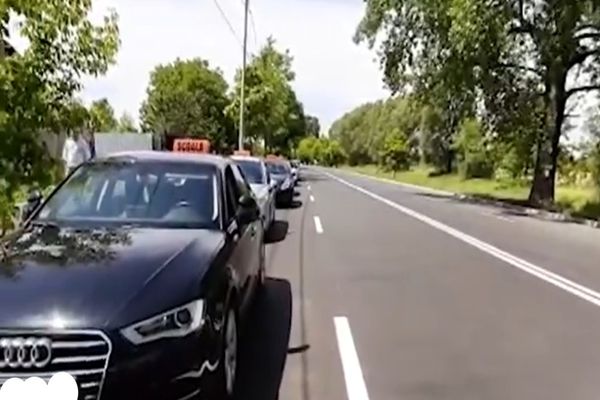 Protest inedit la Târgoviște. Instructorii auto sunt supărați pe...linia continuă