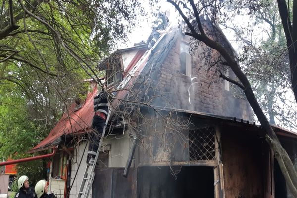 Gospodărie distrusă de flăcări la Bolovani, în urma unui scurtcircuit