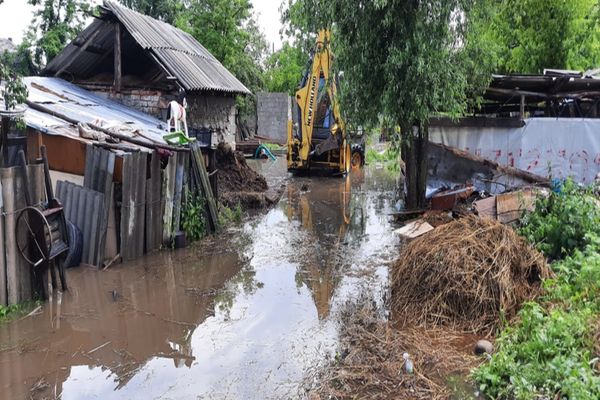 Cod portocaliu de inundații în Dâmbovița. Primele probleme au apărut deja, la Pucioasa