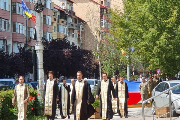 Foto-Video: Zeci de autorități publice locale, dar și centrale, au mărșăluit prin Târgoviște de "Ziua Drapelului Național"