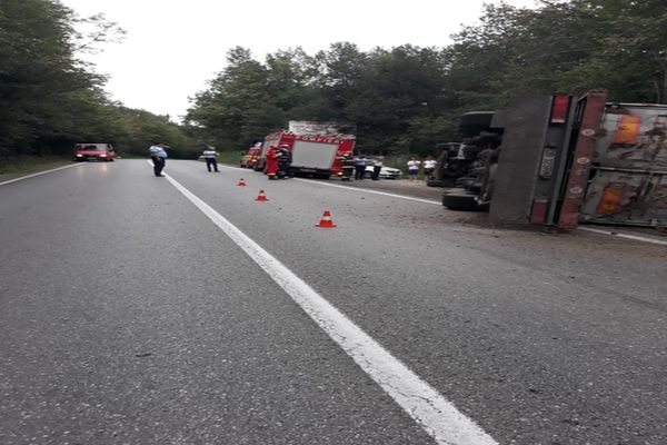 Un camion cu fier vechi s-a răsturnat, la Dragodana