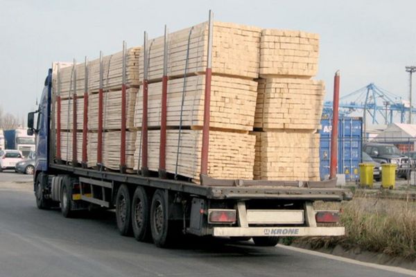 Operator din Dâmbovița care transporta cherestea, amendat de polițiștii rutieri 