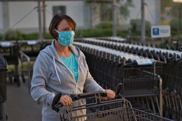 Masca de protecție devine obligatorie în spațiile publice deschise din Dâmboviţa