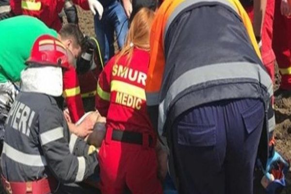 Dâmbovița. Un bărbat a ajuns la spital după ce și-a prins piciorul în motocultor