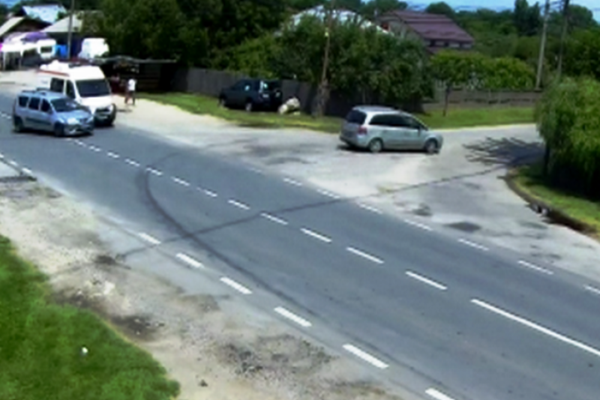 Dâmbovița. Accident evitat la limită de şoferul unei ambulanțe