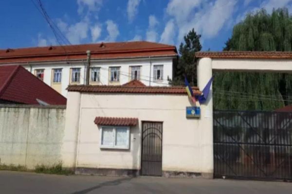 Un deținut din Penitenciarul Găești protestează pe o clădire a unității de detenție