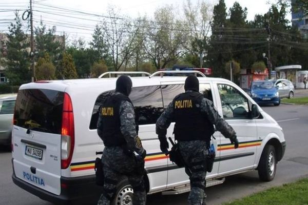 Percheziții în localitatea Răcari, la persoane bănuite de comiterea unor infracțiuni de înșelăciune