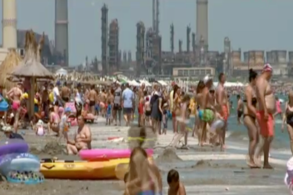 Reguli noi pe plajă şi în apă. Care e distanţa permisă 