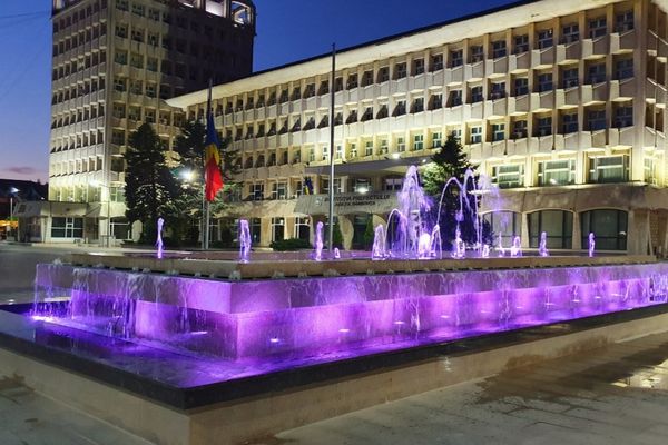 Sistemul de iluminat al fântânilor din Piața Tricolorului, în probe