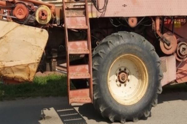 Afacerist din Dâmboviţa, strivit de combina pe care o conducea