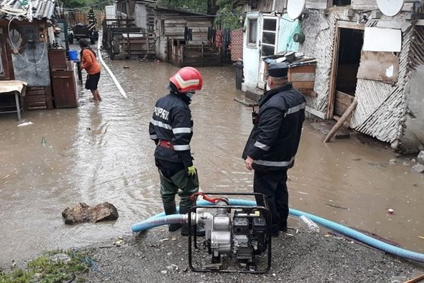 Gospodării inundate în localitatea Glod