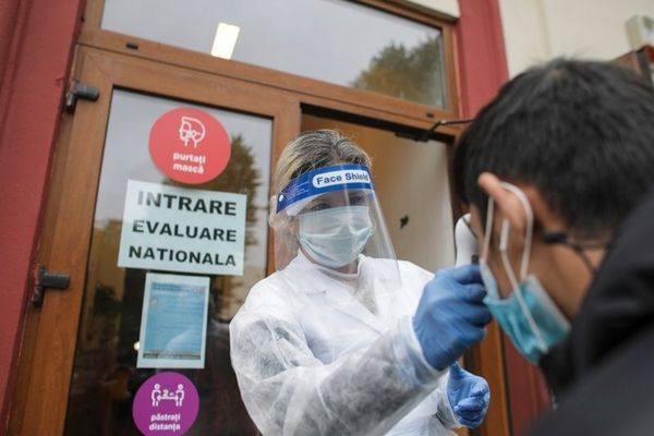 Elevilor nu li se va mai măsura temperatura la şcoală. Părinţii vor face triajul epidemiologic acasă